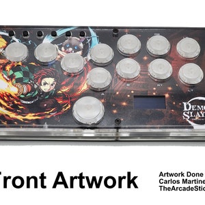 Op de afbeelding: Een transparante arcade stick van acryl met een Demon Slayer-thema. De afbeelding toont personages uit de anime-serie, waaronder Tanjiro Kamado, Nezuko Kamado en Zenitsu Agatsuma. De stick heeft een zwarte achtergrond met rode en oranje vlammen. De tekst "Demon Slayer" is op de voorkant van de stick gedrukt. Artwork Done by: Carlos Martinez TheArcadeStick.com