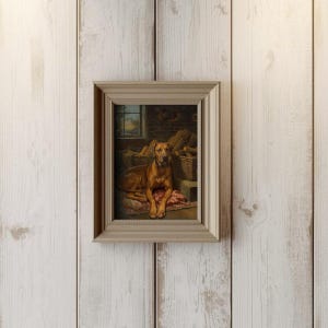 K&ouml;nnte beinhalten: Gerahmtes Vintage-Gem&auml;lde eines braunen Hundes, der auf einem gemusterten Teppich ruht. Der Hund befindet sich in einem Raum mit einem Fenster und K&ouml;rben. Der Rahmen ist hellbeige und das Gem&auml;lde ist an einer wei&szlig;en Holzwand befestigt.