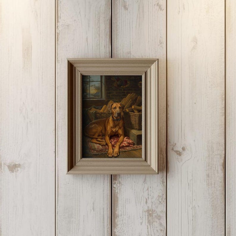 K&ouml;nnte beinhalten: Gerahmtes Vintage-Gem&auml;lde eines braunen Hundes, der auf einem gemusterten Teppich ruht. Der Hund befindet sich in einem Raum mit einem Fenster und K&ouml;rben. Der Rahmen ist hellbeige und das Gem&auml;lde ist an einer wei&szlig;en Holzwand befestigt.