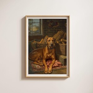 K&ouml;nnte beinhalten: Gerahmter Druck eines braunen Hundes, der auf einem gemusterten Teppich liegt. Der Hund tr&auml;gt ein blaues Halsband. Der Hintergrund zeigt K&ouml;rbe, Brennholz und ein Fenster mit Landschaftsblick.