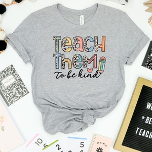 Camiseta Teach them to be kind, Camiseta Teacher Life, Camiseta Leopard Teacher, Camiseta Teachers Day, Camiseta Teaching, Camiseta Teacher love, Presente Teacher
