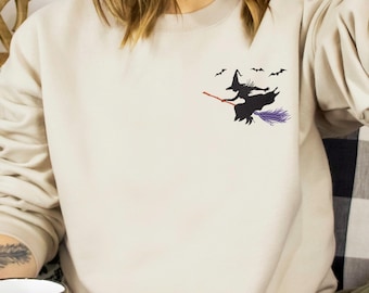 Felpa con ricamo strega, maglietta con ricamo strega con scopa, felpa con ricamo strega di Halloween, felpa di Halloween, felpa con ricamo strega