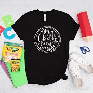 Einige nennen es Chaos, wir nennen es zweite Klasse Shirt, zurück in der Schule Shirt, 2.Klasse Shirt, Lehrer der zweiten Klasse, lustiges 2.Grad Shirt