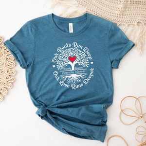 Nossas raízes correm profundamente, nossa camisa do amor corre mais fundo, camisa personalizada da família, camisa da reunião de família, camisa da árvore genealógica, camisa do nome da família imagem 3