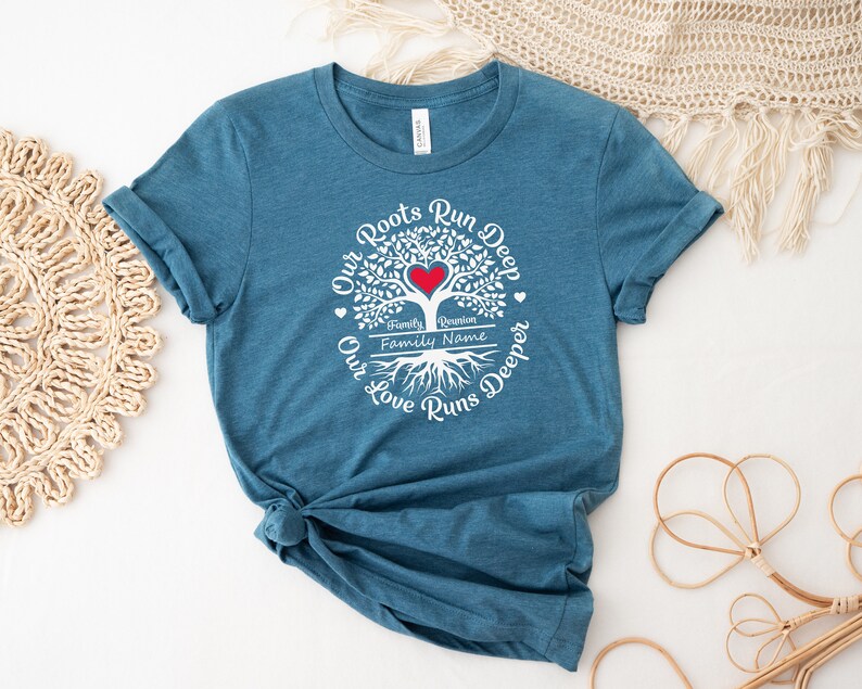 Nossas raízes correm profundamente, nossa camisa do amor corre mais fundo, camisa personalizada da família, camisa da reunião de família, camisa da árvore genealógica, camisa do nome da família imagem 3