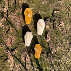Vela de cera en forma de ataúd.
