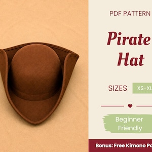Puede incluir: Un sombrero de pirata marrón con una copa redondeada y ala levantada. El texto a la derecha dice: PDF PATTERN, Pirate Hat, SIZES XS-XL, Beginner Friendly, Bonus: Free Kimono Pattern. El fondo es de un color beige claro sólido.