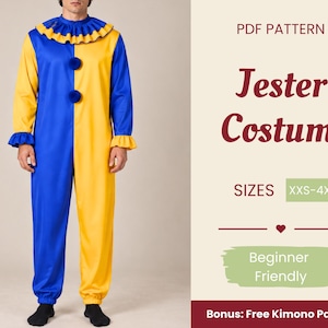 Op de afbeelding: Een PDF-patroon voor een narrenkostuum met een tweekleurige jumpsuit in blauw en geel, een kraag en manchetten met ruches, twee pompons op de borst en de tekst PDF PATTERN Jester Costume SIZES XXS-4XL Beginner Friendly Bonus: Free Kimono Pattern.