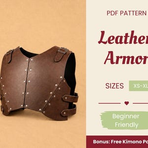 Puede incluir: Una pieza de pecho de cuero marrón con remaches metálicos, correas laterales ajustables con hebillas y tirantes. El texto indica PDF PATTERN, Leather Armor, SIZES XS-XL, Beginner Friendly y Bonus: Free Kimono Pattern.