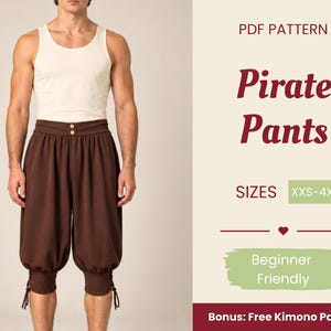 Può includere: Un cartamodello PDF per pantaloni da pirata marroni con vita alta, due bottoni frontali e polsini con lacci. Il testo recita: PDF PATTERN, Pirate Pants, SIZES XXS-4XL, Beginner Friendly, Bonus: Free Kimono Pattern. I pantaloni arrivano al ginocchio.