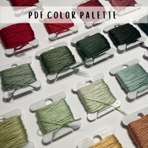 Könnte beinhalten: Nahaufnahme einer Sammlung von Stickgarn-Spulen in verschiedenen Grüntönen, Rot, Braun und Beige. Die Spulen sind in Reihen auf einer weißen Oberfläche angeordnet. Der Text "PDF COLOR PALETTE" ist oben im Bild zu sehen.