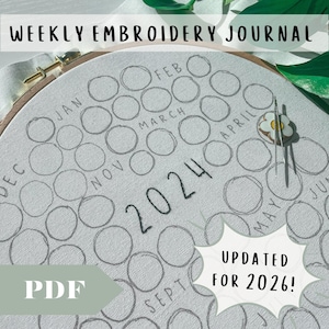 Puede incluir: Un bastidor de bordado con un diseño de tela para un diario de bordado semanal. El diseño incluye círculos para cada semana, meses alrededor del borde y el año 2024. El texto en la imagen dice "WEEKLY EMBROIDERY JOURNAL" y "UPDATED FOR 2026!"