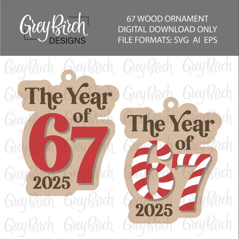 Pu&ograve; includere: Due modelli di ornamenti in legno con il testo "The Year of 67 2025". Un design presenta numeri rossi, e l'altro ha numeri a righe di bastoncini di zucchero. Il logo Grey Birch Designs si trova nell'angolo in alto a sinistra.