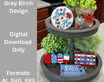 Op de afbeelding: Een houten dienblad met twee niveaus, versierd met rood-wit-blauwe patriottische borden. De borden bevatten "Land of the Free", "Fireworks", "USA" en "Stars & Stripes".
