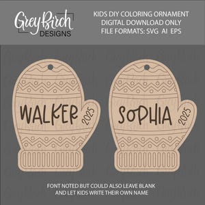 Op de afbeelding: Twee houten wantvormige ornamenten met de namen "WALKER" en "SOPHIA" in een handschrift. Elk ornament heeft een decoratief patroon en het jaar "2025". De tekst "KIDS DIY COLORING ORNAMENT" staat bovenaan.