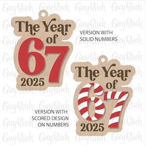Pu&ograve; includere: Due ornamenti color beige con la scritta "The Year of 67 2025". Uno ha numeri rossi pieni, l'altro ha numeri a righe rosse e bianche. &Egrave; presente anche il testo "Version with solid numbers" e "Version with scored design on numbers".