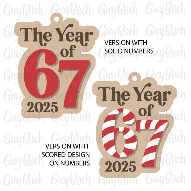 Pu&ograve; includere: Due ornamenti color beige con la scritta "The Year of 67 2025". Uno ha numeri rossi pieni, l'altro ha numeri a righe rosse e bianche. &Egrave; presente anche il testo "Version with solid numbers" e "Version with scored design on numbers".