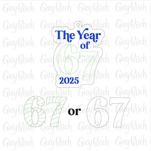 Pu&ograve; includere: Un ciondolo in acrilico trasparente con la scritta "The Year of 67 2025" in blu e verde. Sotto sono presenti due opzioni per il numero 67, una con un design a strisce e l'altra con un contorno pieno. La parola "or" &egrave; tra le due.