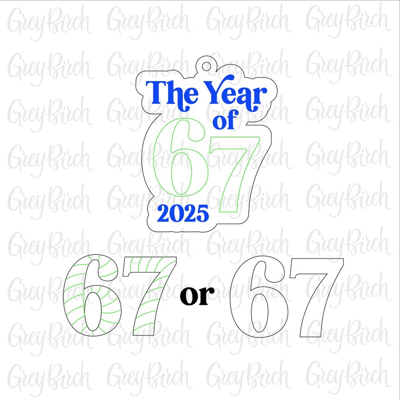 Pu&ograve; includere: Un ciondolo in acrilico trasparente con la scritta "The Year of 67 2025" in blu e verde. Sotto sono presenti due opzioni per il numero 67, una con un design a strisce e l'altra con un contorno pieno. La parola "or" &egrave; tra le due.