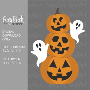 Może przedstawiać: Cyfrowy projekt dekoracji na półkę na Halloween z trzema ułożonymi pomarańczowymi dyniami z wyrzeźbionymi twarzami i dwiema białymi postaciami duchów. Projekt zawiera tekst "Grey Birch Designs" i "Tylko do pobrania cyfrowego."