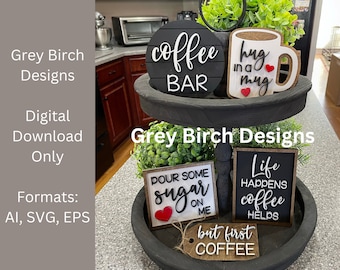 Peut inclure: Un plateau à étages avec quatre pancartes en bois. La pancarte du haut indique "coffee bar" en écriture noire. La deuxième pancarte indique "hug in a mug" avec un cœur rouge. La troisième pancarte indique "pour some sugar on me" avec un cœur rouge. La pancarte du bas indique "life happens coffee helps" et "but first coffee".