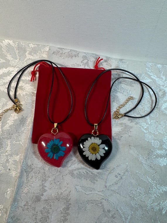 Pendentif Cœur Noir Qui S'ouvre - Gravure Fleur Rose à L'intérieur - Bijou Vintage Occasion