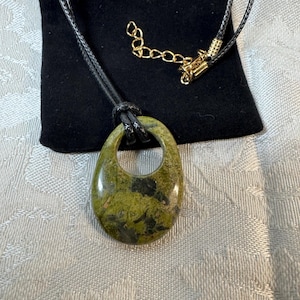 Unakite oval shaped pendant necklace, clavicle image 3