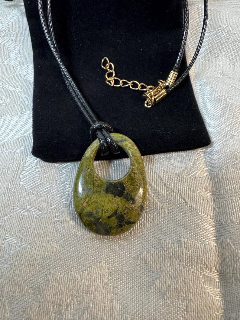 Unakite oval shaped pendant necklace, clavicle image 3