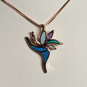 Op de afbeelding: Een ketting van roségoud met een hanger in de vorm van een blauwe, groene en witte opaalbloem.
