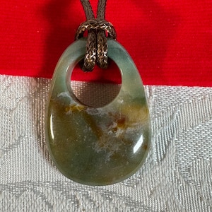 Moss agate oval shaped pendant necklace, clavicle solid moss