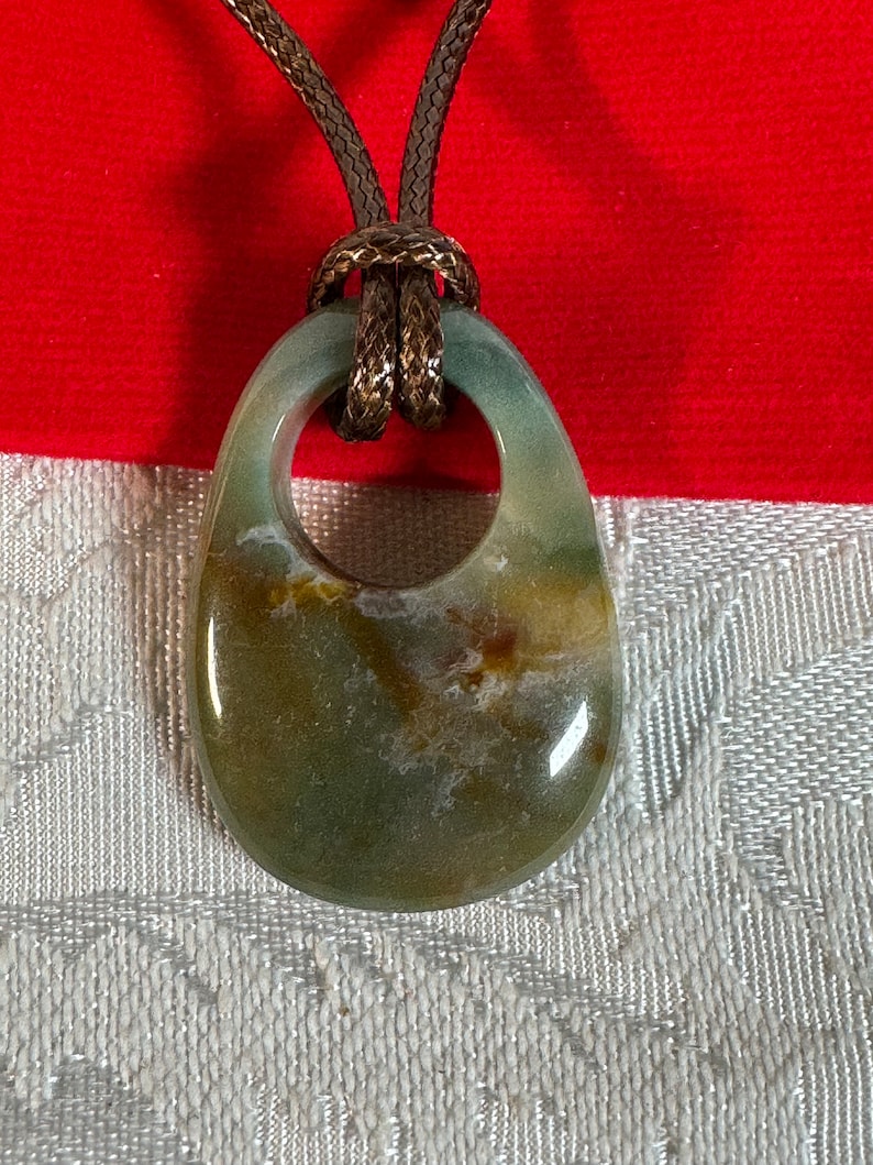 Moss agate oval shaped pendant necklace, clavicle solid moss
