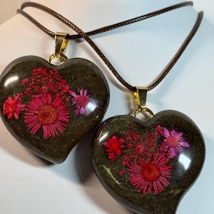 Pressed flower resin heart pendant necklace, resin jewelry, real dried flower pendant