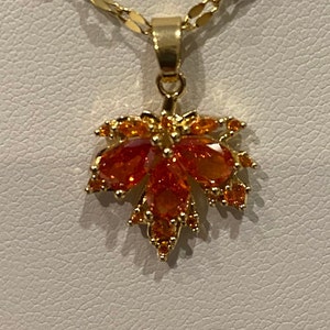 Roter Ahornblatt Anhänger, Halskette mit Zirkon Intarsien, vergoldet