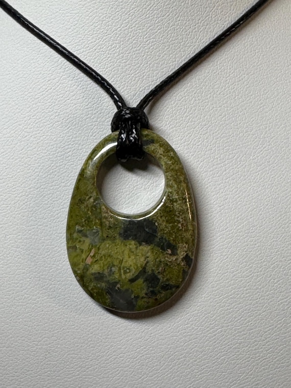 Unakite oval shaped pendant necklace, clavicle