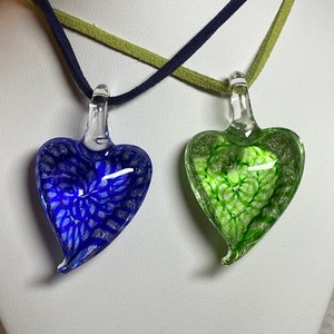 Op Murano geïnspireerde blauwe of groene mat hartvormige glazen hanger, sleutelbeen, ketting