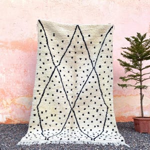 minimalist wool rug, handmade berber carpet, modern boho room decor, soft wool wall carpet, cozy neutral area rug, moroccan handmade rug, geometric wool design