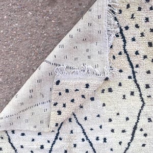 minimalist wool rug, handmade berber carpet, modern boho room decor, soft wool wall carpet, cozy neutral area rug, moroccan handmade rug, geometric wool design