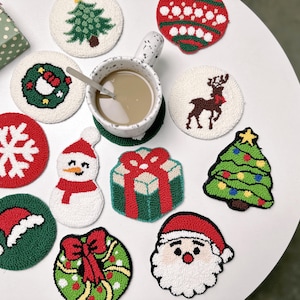 Pode incluir: Conjunto de 10  tapetes de mesa com tema natalino com vários designs, incluindo um boneco de neve, uma árvore de Natal, uma rena, um floco de neve, um presente, uma coroa e o Papai Noel. Os tapetes de mesa são feitos de um material macio e felpudo e são perfeitos para adicionar um toque festivo à decoração da sua casa.