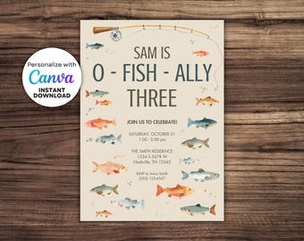 Op de afbeelding: Een beige uitnodigingskaart met een hengel en visillustraties. De tekst luidt "Sam is O-Fish-Ally Three. Join us to celebrate! Saturday, October 31, 1:00-3:00 pm. The Smith Residence, 12345 5678 W, Nashville, TN 12345. RSVP to Anna Smith (555) 123-4567."