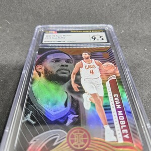 Puede incluir: Una tarjeta coleccionable deportiva calificada con Evan Mobley de los Cleveland Cavaliers. La tarjeta est&aacute; dentro de un soporte protector transparente y calificada con 9.5. La tarjeta tiene un dise&ntilde;o colorido con el jugador en acci&oacute;n.