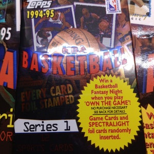 NBA Topps basketbalkaarten 1994-95 Series 1 - fabrieksverzegeld, gloednieuw - 1 pakket - 12 kaarten - 1 met goudfolie gestempelde kaart per pakket