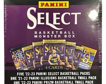 Puede incluir: Una caja de cartas coleccionables de la NBA, morada y negra, con la etiqueta "Panini Select Basketball Monster Box". La caja contiene cinco paquetes de cartas Panini Select Basketball '22-'23, un paquete Illusions Basketball '21-'22 y un paquete Prizm Basketball '22-'23.