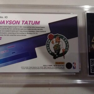 Pode incluir: Um cart&atilde;o de troca com um jogador de basquete, Jayson Tatum, com um uniforme verde e branco do Boston Celtics. O cart&atilde;o &eacute; classificado com um "10" e tem uma foto em preto e branco de Tatum em a&ccedil;&atilde;o. O cart&atilde;o &eacute; da s&eacute;rie 2020-21 Panini - Rookie Basketball.