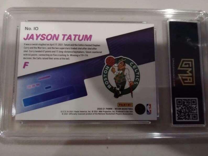 Pode incluir: Um cart&atilde;o de troca com um jogador de basquete, Jayson Tatum, com um uniforme verde e branco do Boston Celtics. O cart&atilde;o &eacute; classificado com um "10" e tem uma foto em preto e branco de Tatum em a&ccedil;&atilde;o. O cart&atilde;o &eacute; da s&eacute;rie 2020-21 Panini - Rookie Basketball.