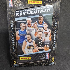Caixa de lata para o feriado da Panini Revolution 2023-24 NBA Basketball - Nova, lacrada de fábrica - Encarte e Paralelo/Prizm garantidos