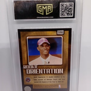 Pu&ograve; includere: Una carta da collezione di basket con Chris Bosh, un giocatore di basket dei Georgia Tech Yellow Jackets. La carta &egrave; dorata e nera con il testo "Rookie Orientation" e "Chris Bosh F".