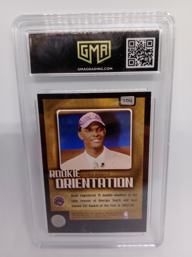 Pu&ograve; includere: Una carta da collezione di basket con Chris Bosh, un giocatore di basket dei Georgia Tech Yellow Jackets. La carta &egrave; dorata e nera con il testo "Rookie Orientation" e "Chris Bosh F".