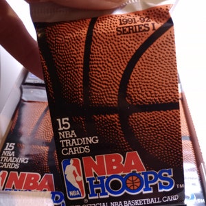Cartes de basket-ball NBA Hoops 1991-92 série 1 neuves scellées en usine - 1 paquet - 15 cartes