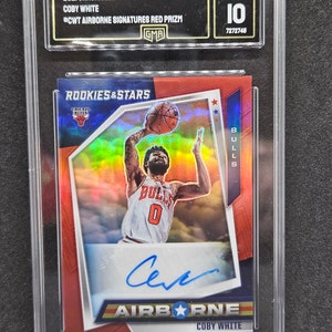 Coby White 2021-22 Panini Chroniken #CWT "Airborn Signatures" Rote Prizm Autogramm GMA 10 Gem Mint Graded NBA Karte