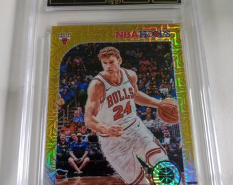 Może przedstawiać: Złota i czerwona karta kolekcjonerska NBA Hoops z Lauri Markkanenem z Chicago Bulls. Karta została oceniona jako Gem Mint 10 przez GMA i ma oznaczenie 1/10 Gold Mojo Prizm.